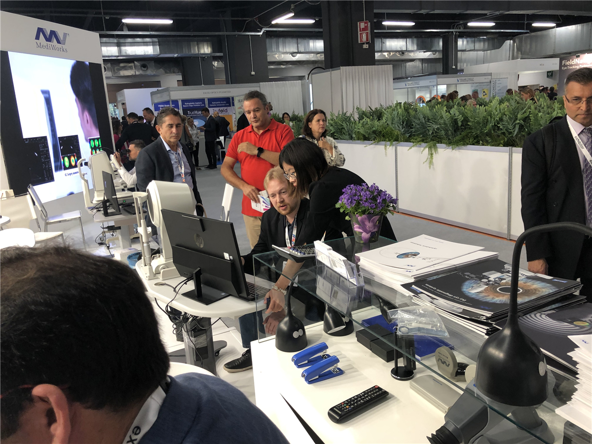 MediWorks Showed at ESCRS 2022 in Milano