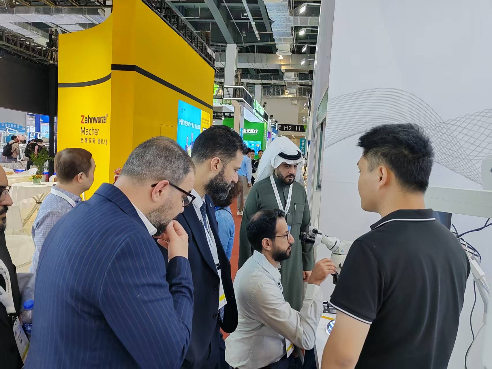 MediWorks Shines at DenTech China 2025: Debuting SM623D Dental Microscope to Link Global Dental Professionals