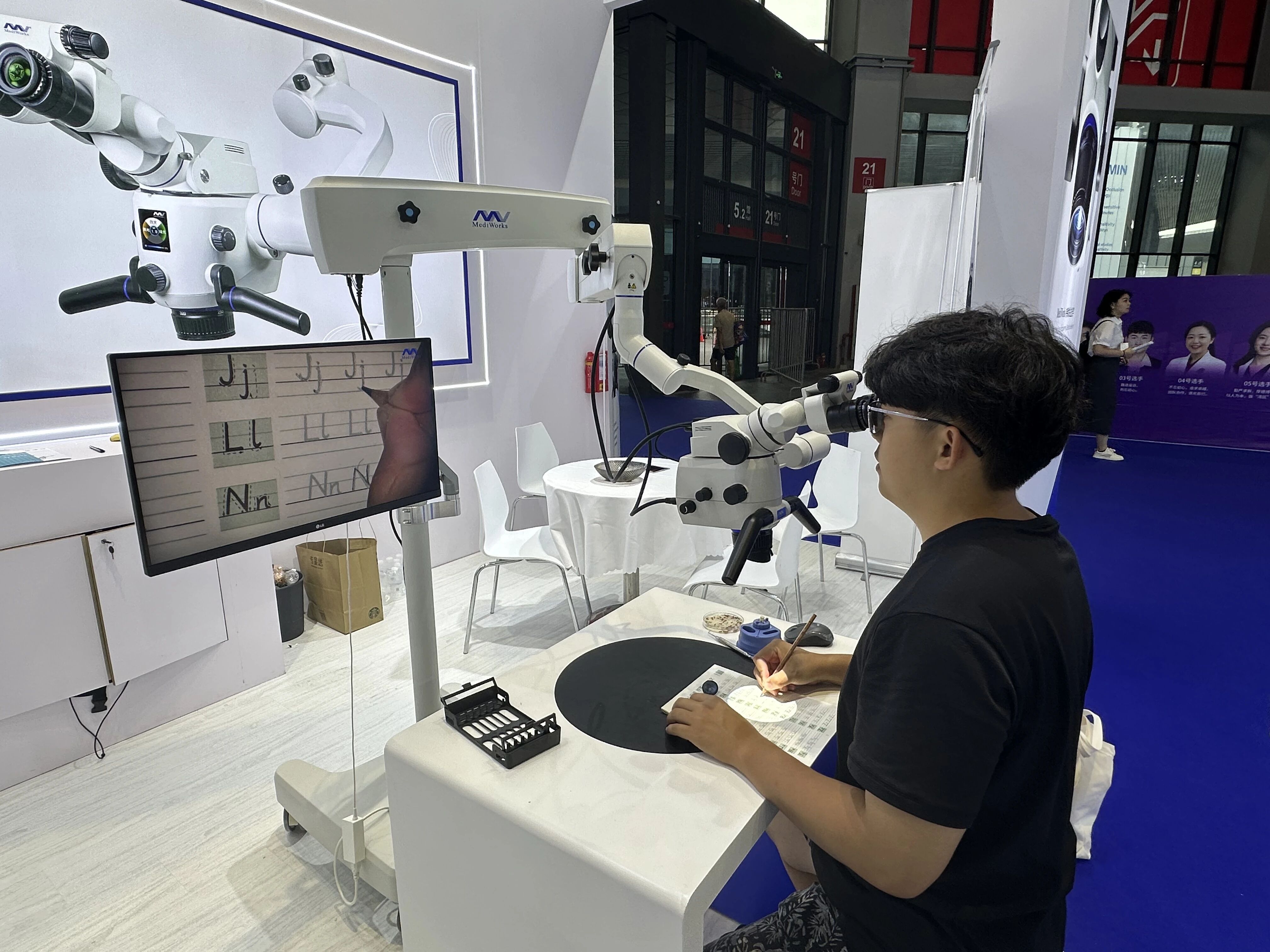 Exhibition Review | Microscopic Technology Makes Dental Treatment More Precise, MediWorks Leads You to Explore FDI