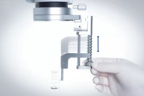 The rotary focusing knob with a large focusing range is conducive to fine adjustment, enabling precise focusing on the posterior segment in the course of the operation.